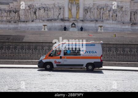 Roma, Italia. 31st Mar, 2020. Ambulanza di fronte al palazzo del Vittoriano in piazza Venezia a Roma, Italia, il 31 marzo 2020. (Foto di Matteo Nardone/Pacific Press/Sipa USA) Credit: Sipa USA/Alamy Live News Foto Stock