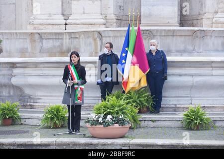 Roma, Italia. 31st Mar, 2020. Il sindaco di Roma, Virginia Viaggi, in Piazza del Campidoglio, ha ricordato le vittime della pandemia di Covid-19 con un minuto di silenzio in piazza Venezia a Roma, Italia, il 31 marzo 2020. (Foto di Matteo Nardone/Pacific Press/Sipa USA) Credit: Sipa USA/Alamy Live News Foto Stock