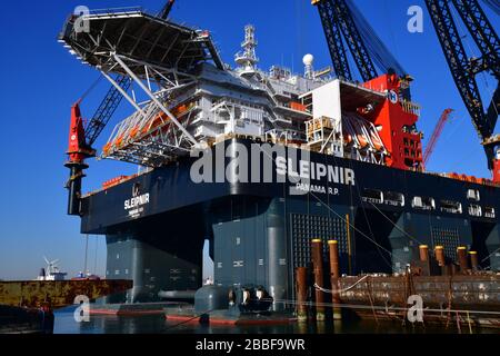 Rotterdam, Paesi Bassi-Marzo 2020: Vista ravvicinata della piattaforma offshore ancorata, la più grande nave gru del mondo (Sleipnir) con produzione Foto Stock