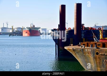 Rotterdam, Paesi Bassi - Marzo 2020: Vista da davanti a un Tanker ancorato per prodotti chimici e petroliferi nel porto petrolifero 7th con un'azienda agricola e v Foto Stock