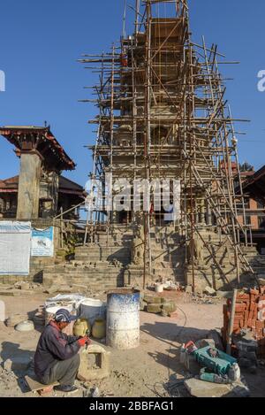 Bhaktapur, Nepal - 28 gennaio 2020: La gente che ricostruisce un tempiale dopo il terremoto a Bhaktapur sul Nepal Foto Stock