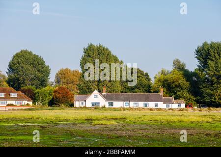 Vista frontale della National School Building 1834, Bosham, un villaggio costiero sulla costa meridionale vicino a Chichester, West Sussex, Inghilterra meridionale, Regno Unito Foto Stock