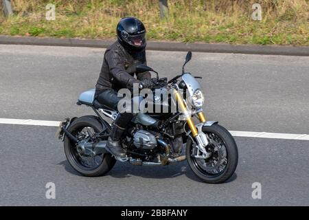 Bmw R Ninet motociclista; due ruote di trasporto, moto, veicolo, strade, moto, moto motociclisti automobilismo sull'autostrada M6 Chorley, Regno Unito Foto Stock