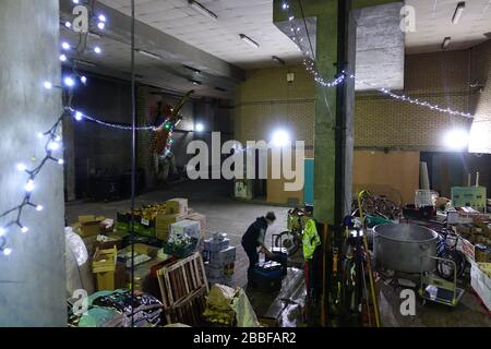 Londra, Regno Unito. 31st, marzo 2020. I volontari del castello di Krishna, Holborn, guidato da Parasurama das, preparano circa 1000 pasti da distribuire lo stesso giorno ai senzatetto e ai vulnerabili di Londra. Uno dei punti di rientro per i pasti preconfezionati include uno spazio sotto il Tottenham Spurs Stadium, che viene utilizzato come centro alimentare, il primo hub della comunità che offre cibo in eccesso ai londinesi. © Simon King/ Alamy Live News Foto Stock
