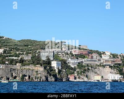 Sorrento vista dall'acqua, Italia Foto Stock