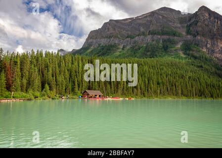 Lake Louise nel Parco Nazionale di Banff, Alberta, Montagne Rocciose, Canada Foto Stock