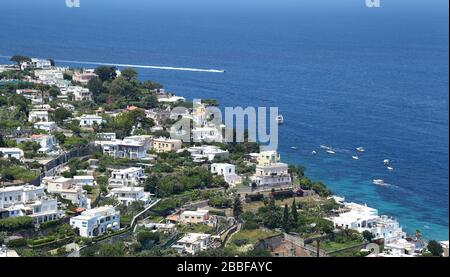 Capri, Italia - Vista dall'alto verso il basso della zona intorno al porto turistico grande. Foto Stock