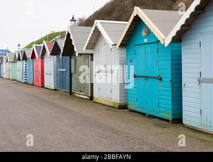 I rifugi sulla spiaggia sono chiusi per l'inverno, Cromer, Norfolk, Regno Unito Foto Stock