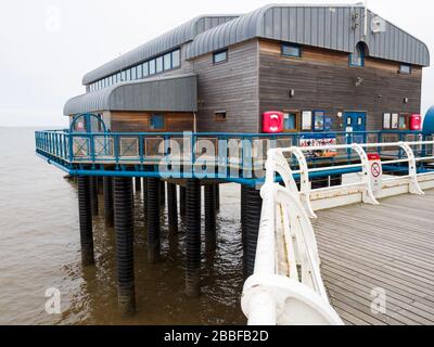 RNLI Cromer Lifeboat Station alla fine del molo, Cromer, Norfolk, UK Foto Stock