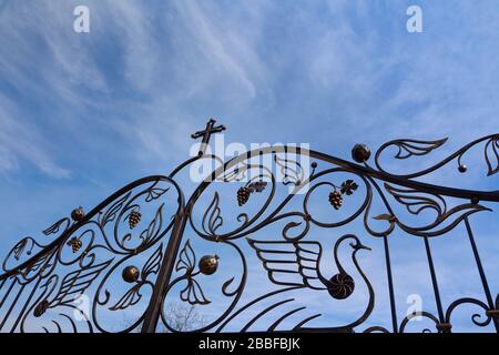 Chiesa forgiata porta contro il cielo Foto Stock