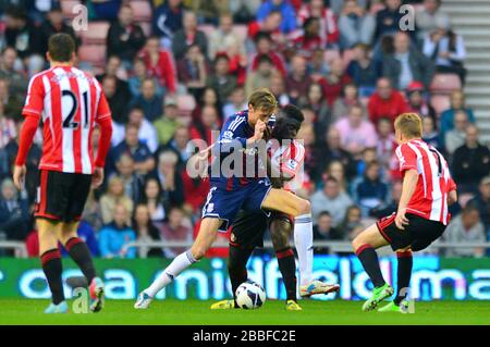 Alfred N'Diaye (a destra) di Sunderland e Peter Crouch (a sinistra) di Stoke City combattono per la palla Foto Stock