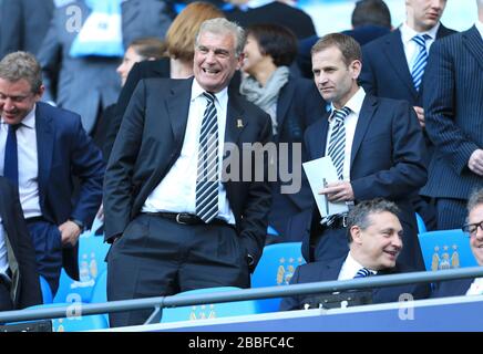 Direttore di sviluppo del calcio di fa Trevor Brooking con il direttore di fa dello sviluppo dell'elite Dan Ashworth nelle tribune prima del kick-off Foto Stock