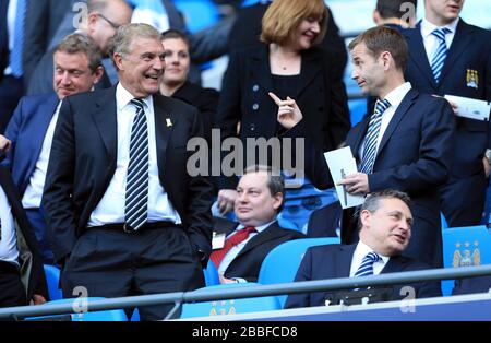 Fa Direttore dello sviluppo di calcio Sir Trevor Brooking (l) con il direttore di fa dello sviluppo di elite Dan Ashworth nelle tribune prima del kick-off Foto Stock