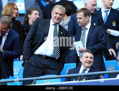 Fa Direttore dello sviluppo di calcio Sir Trevor Brooking (l) con il direttore di fa dello sviluppo di elite Dan Ashworth nelle tribune prima del kick-off Foto Stock