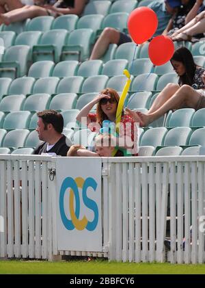 Gli spettatori si prendono posto negli stand del Family Day prima del gioco tra Surrey e Hampshire Royals'. Foto Stock