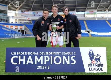 L'assistente sportivo di Charlton Athletic lo scienziato sportivo Jared Roberts-Smith (a sinistra) Bradley Jordan (centro) e l'accademia phiso Pete Webb (a destra) posano per una fotografia con il trofeo Foto Stock