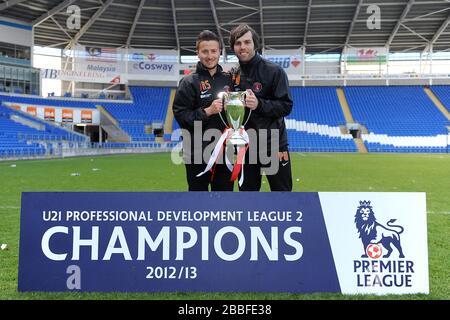 L'assistente atletico di Charlton, lo scienziato sportivo Jared Roberts-Smith (a sinistra) e l'accademia phiso Pete Webb posano per una fotografia con il trofeo Foto Stock