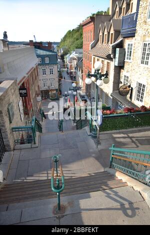 Comunemente chiamata "Escalier casse-cou" (Breakneck Stairs), la scala è stata utilizzata fino al 1635 e continua a servire come scorciatoia dalla Città bassa (Quartier Petit-Champlain) alla Città alta (Chateau Frontenac), Quebec City, provincia di Quebec, Canada Foto Stock
