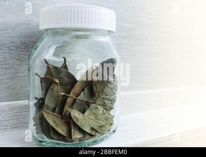 Bay lascia in un vaso. Scaglie essiccate di alloro. Foto Stock