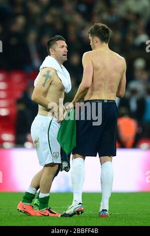 Michael Carrick (a destra) dell'Inghilterra e Robbie Keane della Repubblica d'Irlanda si scambiano le camicie dopo il fischio finale Foto Stock