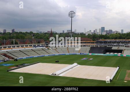 Vista generale di Edgbaston Cricket Ground come gioco è abbandonato senza una palla essere inginocchiato nella Coppa ICC Champions Trofeo Warm Up partita a Edgbaston, Birmingham. Foto Stock