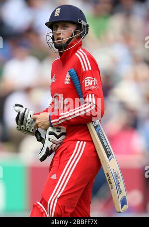 Joe Root dell'Inghilterra lascia il campo dopo essere stato piegato fuori Foto Stock