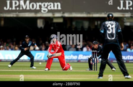 Joe Root dell'Inghilterra tenta una scansione inversa solo per essere piegato fuori Foto Stock