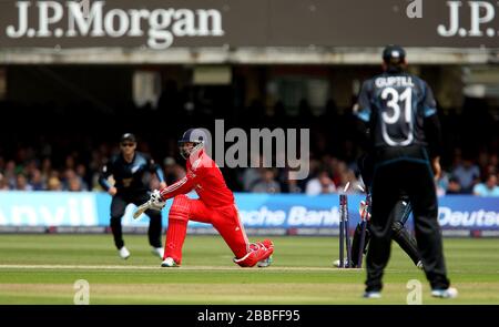 Joe Root dell'Inghilterra è piegato fuori Foto Stock