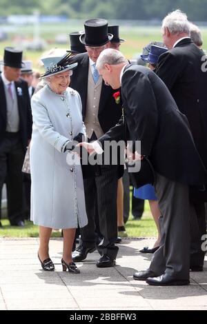 HRH la Regina scuote le mani con Rupert Trevelyan, Direttore Regionale dei Racecourses del Jockey Club, Londra Foto Stock