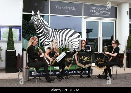 I Marici Saxes intrattengono la folla fuori dal Jockey Club all'ippodromo di Epsom Downs Foto Stock