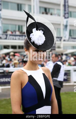 L'attrice Samantha barks durante il Derby Day all'ippodromo di Epsom Downs Foto Stock