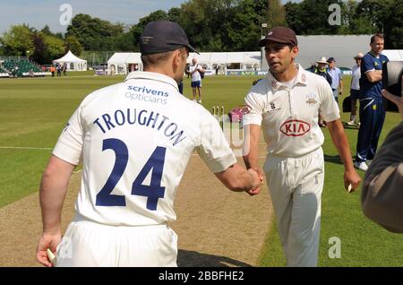 Il capitano del Surrey Vikram Solanki e il capitano del Warwickshire Jim Troughton (a sinistra) scuotono le mani dopo il lancio della moneta Foto Stock