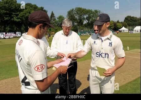 Il capitano del Surrey Vikram Solanki e il capitano del Warwickshire Jim Troughton (a destra) prima del lancio della moneta pre-partita Foto Stock