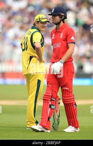 Il capitano inglese Alastair Cook cammina oltre il capitano australiano Shane Watson Foto Stock