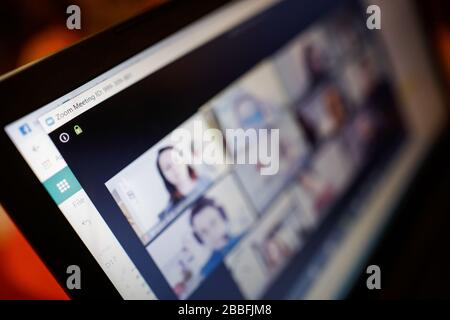 Bucarest, Romania - 31 marzo 2020: Profondità poco profonda dell'immagine del campo (fuoco selettivo) con l'app/sito della video conferenza Zoom - lavorate da casa durante il th Foto Stock