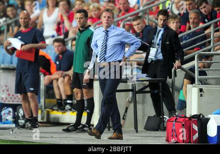 Il manager inglese Stuart Pearce sulla linea di contatto Foto Stock