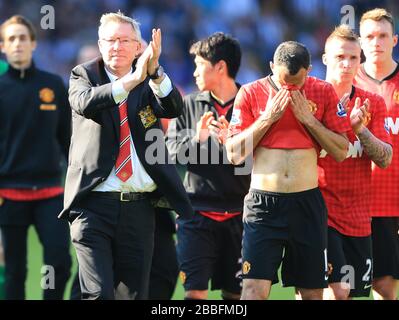 Il manager del Manchester United Sir Alex Ferguson (a sinistra) riconosce i fan dopo il suo gioco finale in carica del club, mentre Ryan Giggs stracci gli occhi Foto Stock