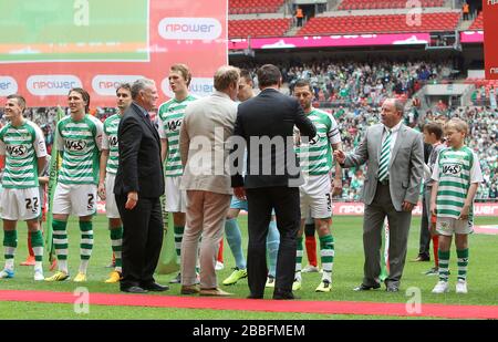 Gli ospiti d'onore con il presidente della Football League Greg Clarke (a sinistra) scuotono le mani dei giocatori di Yeovil Town prima di iniziare Foto Stock