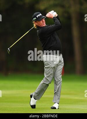 Miguel Angel Jimenez in Spagna durante il primo giorno del campionato PGA BMW 2013, al Wentworth Golf Club. Foto Stock