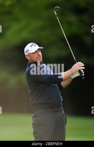 Thomas Bjorn in azione in Danimarca durante il primo giorno del campionato PGA BMW 2013, presso il Wentworth Golf Club. Foto Stock