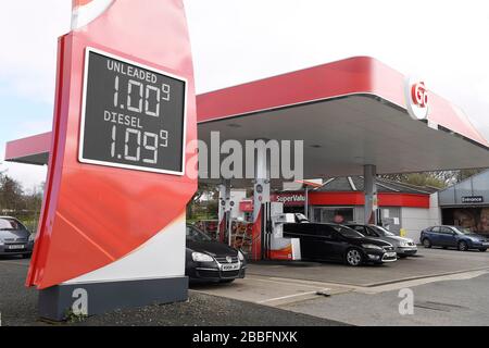 Il prezzo della benzina visualizzata ad una frazione di penny sopra £1/litro alla stazione di rifornimento di Moran a Ballykelly, County Londonderry, come gli effetti del rallentamento economico causato dal coronavirus pesa giù i prezzi globali del petrolio. Foto Stock