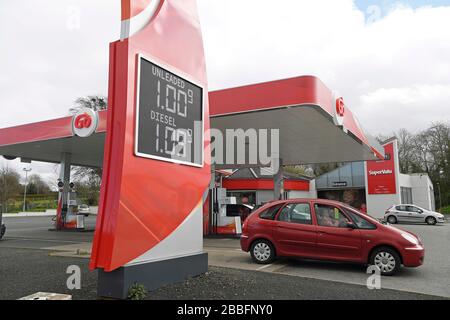 Il prezzo della benzina visualizzata ad una frazione di penny sopra £1/litro alla stazione di rifornimento di Moran a Ballykelly, County Londonderry, come gli effetti del rallentamento economico causato dal coronavirus pesa giù i prezzi globali del petrolio. Foto Stock