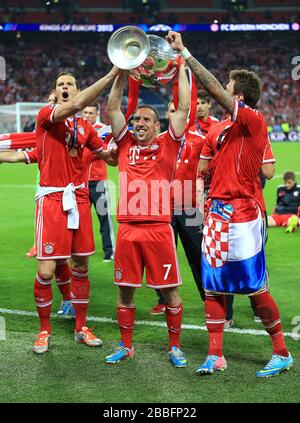 (Da sinistra a destra) Daniel van Buyten, Franck Ribery e Mario Mandzukic di Monaco celebrano con il trofeo Champions League in campo Foto Stock