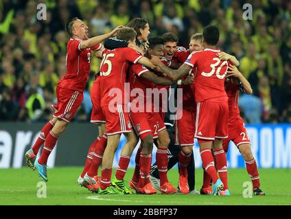 I giocatori del Bayern Monaco celebrano dopo il gioco Foto Stock