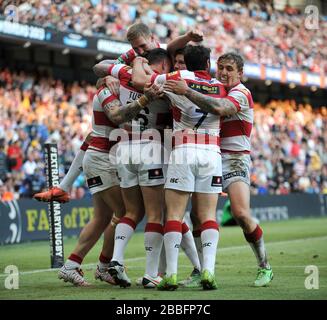 I giocatori di Wigan Warriors celebrano la prova di Josh Charnley contro Leeds Rhinoos' Foto Stock