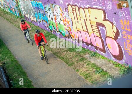 Un paio di biciclette lungo il percorso ciclabile Union Canal a Hackney Wick, Londra Est, Regno Unito Foto Stock