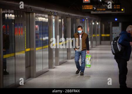 I pendolari indossano maschere facciali sulla metropolitana di Londra che viaggiano durante l'epidemia di COVID-19. Marzo 2020 Foto Stock