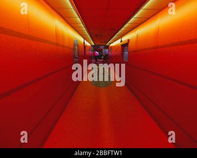 Immagine di un bel corridoio illuminato da luce rossa. Foto Stock