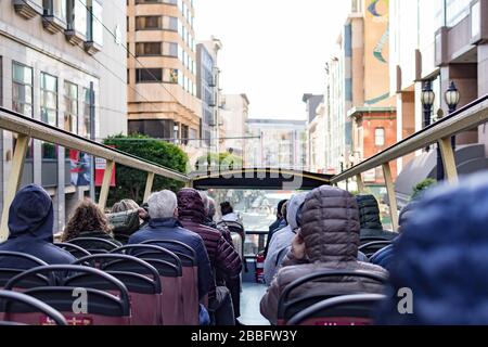 Turisti mentre si gode il viaggio da un autobus a due piani di Big Bus Tours a San Francisco California USA. Turisti in autobus mentre si fa la città tou Foto Stock