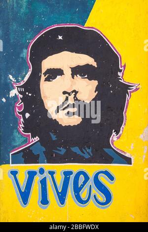 Graffiti colorati di ritratto del volto di Ernesto 'che' Guevara con testo 'vivi' su vecchie mura nella città di Havana, Cuba Foto Stock